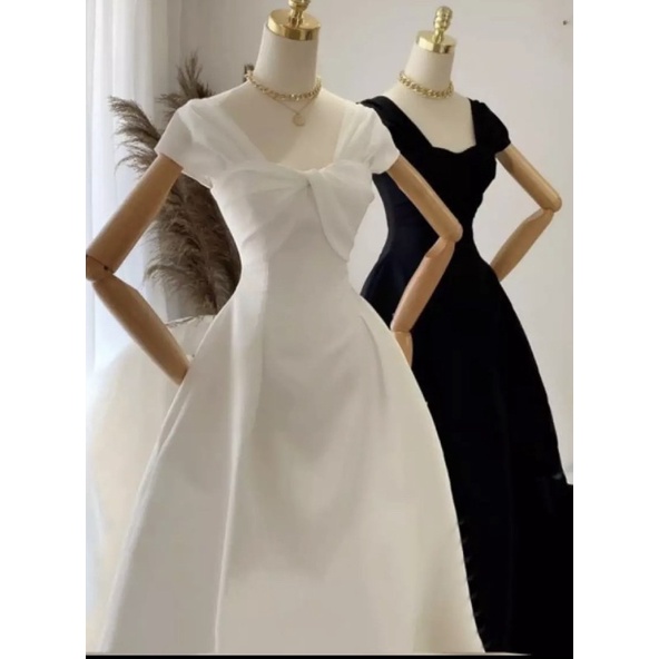 Đầm trắng thiết kế xoè trễ vai xoắn ngực cổ vuông dáng dài thời trang thanh lịch giống đầm Joyce Phạm