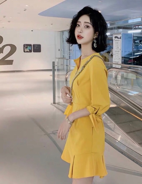 Đầm vàng phối dây kéo