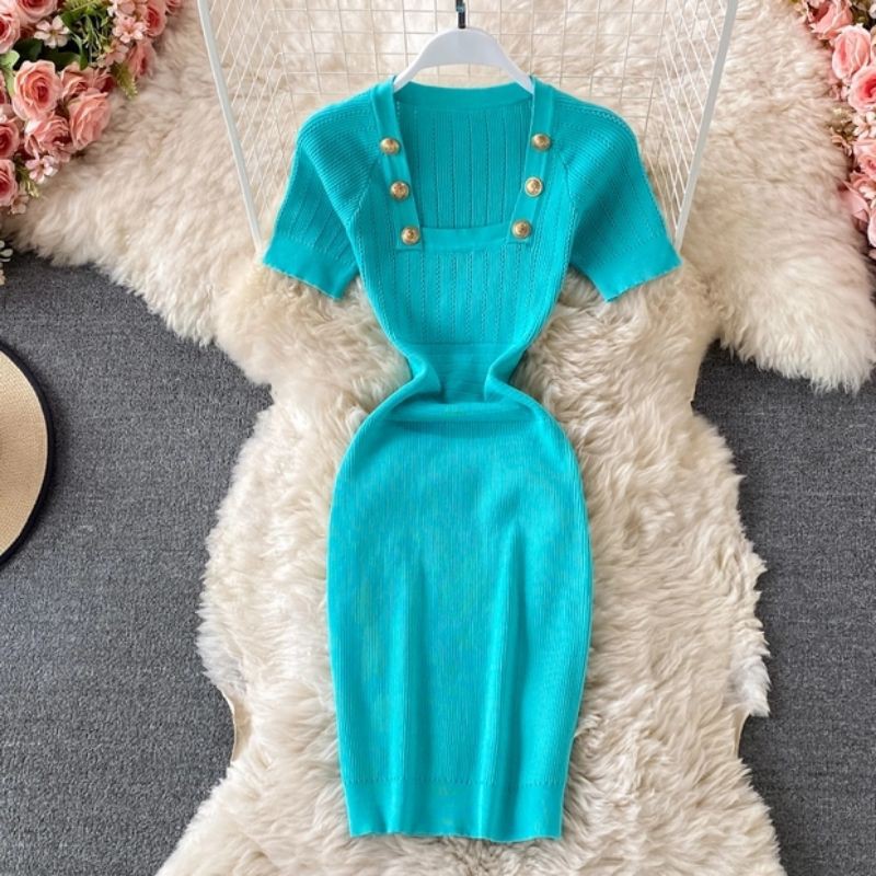 Đầm len body cổ vuông đính nút