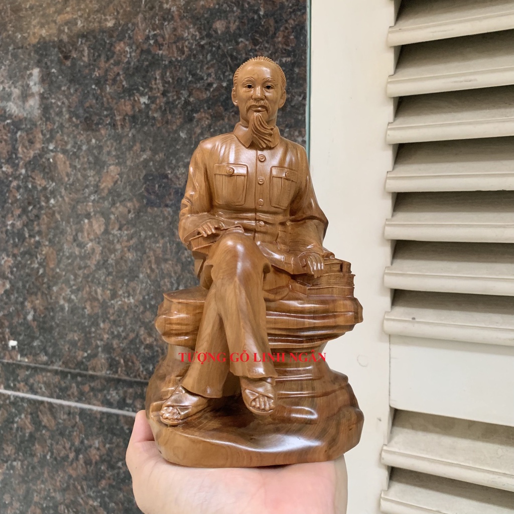 Tượng bác hồ ngồi đọc sách bằng gỗ cao 20 cm