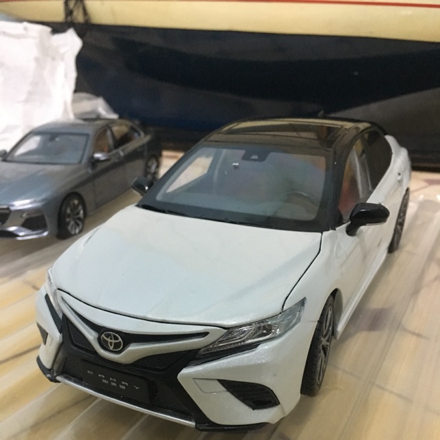 Mô hình xe Toyota Camry Sport 1:18