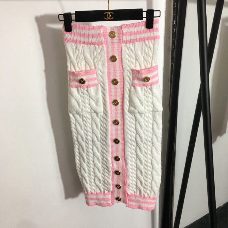 Set trang phục len cho nữ thương hiệu Balmain gồm áo len ba lỗ croptop và chân váy len dài ôm