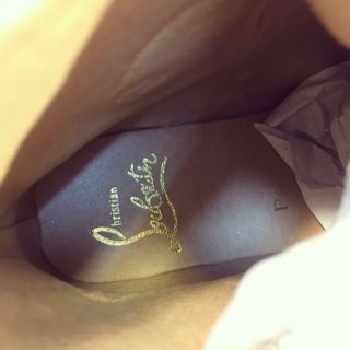 Giày sneakers louboutin tán đinh