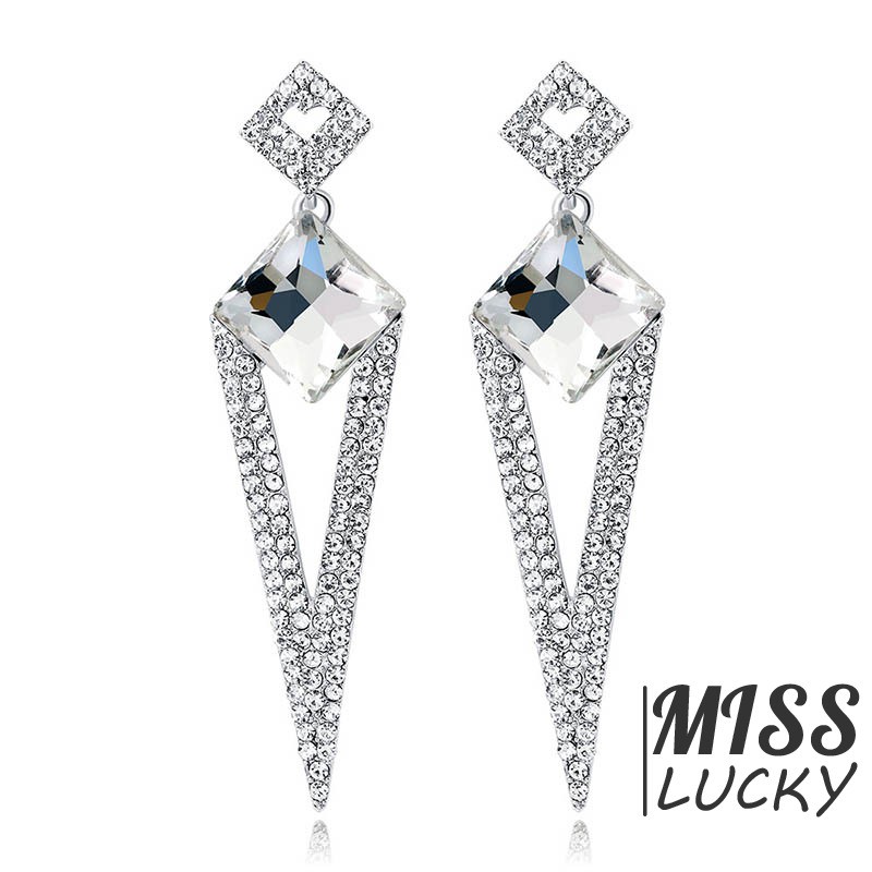 Khuyên tai nữ kiểu dáng thời trang sang trọng