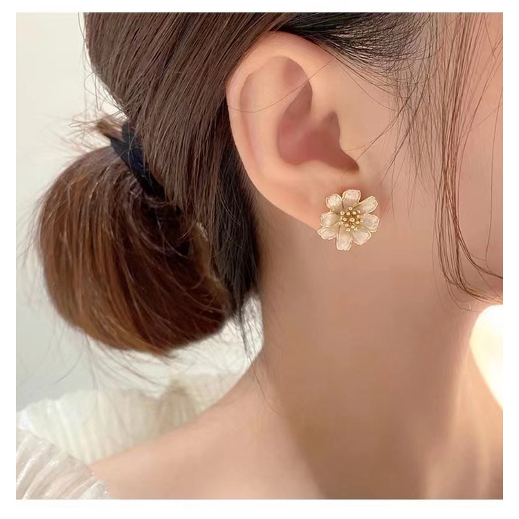 Khuyên Tai Hình Hoa Cúc Nhỏ Xinh Tinh Tế Đơn Giản Dễ Phối Đồ Thời Trang Năm 2022