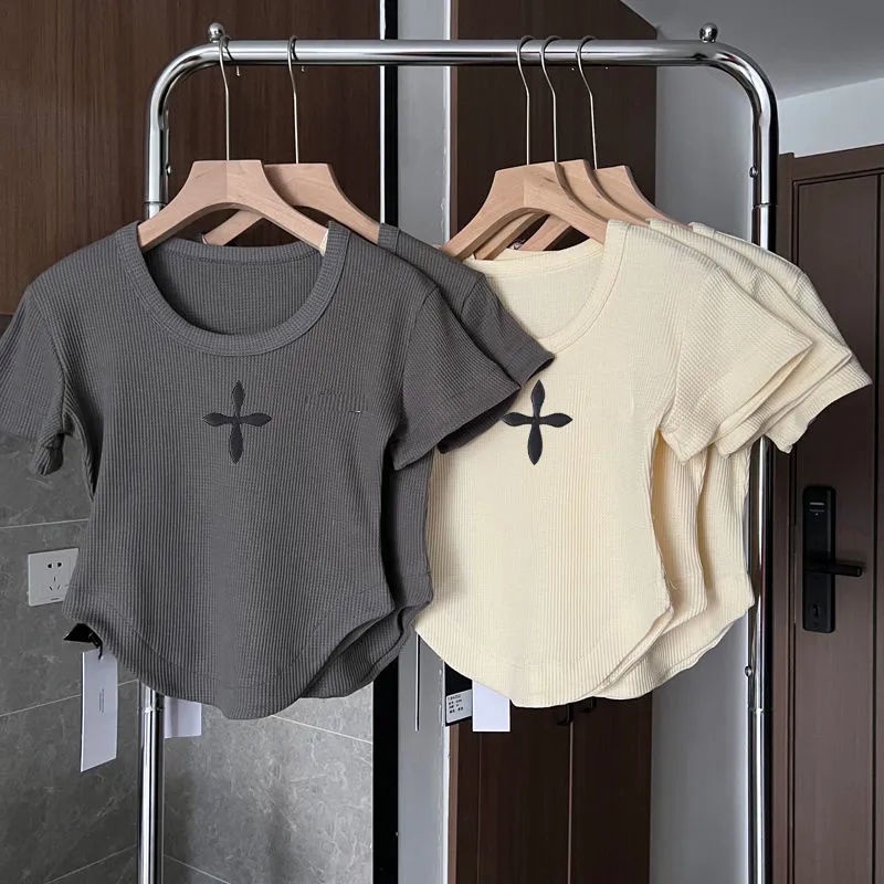 Áo thun COZOKC tay ngắn cổ chữ U phối họa tiết thời trang