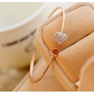 Vòng Tay Hở Mạ Vàng Mặt Hình Trái Tim Đính Đá Toàn Diện Phong Cách Hàn Quốc