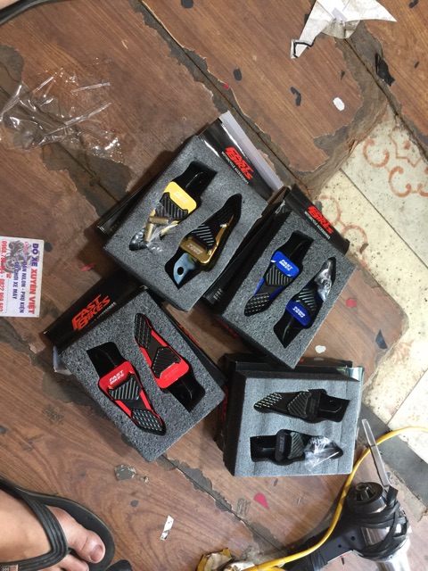 Gác chân bike xe air blade màu vàng