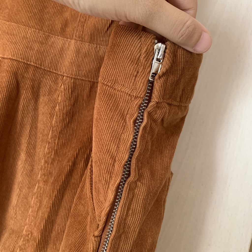 Quần yếm nhung ngắn màu nâu hiệu TEMT