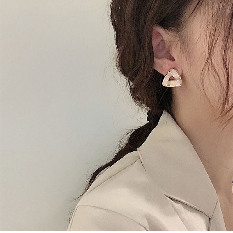 Khuyên tai nữ trang tạo hình độc đáo