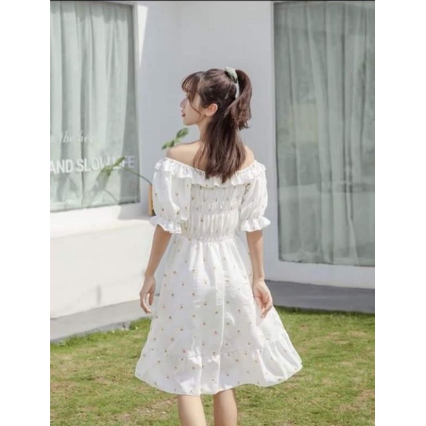Đầm hoa cúc trắng bẹt vai viền bèo