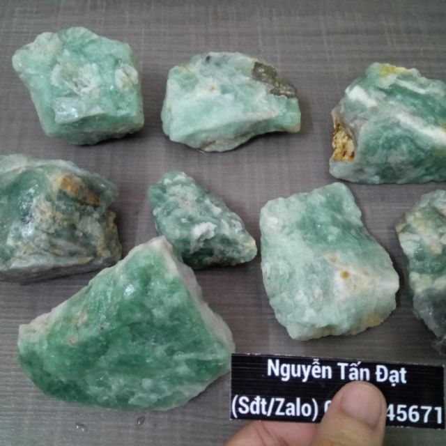 Đá màu xanh lục bảo thiên nhiên