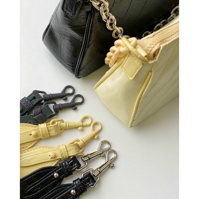 Túi CHARLES & KEITH sành điêuj với chi tiết dây xích