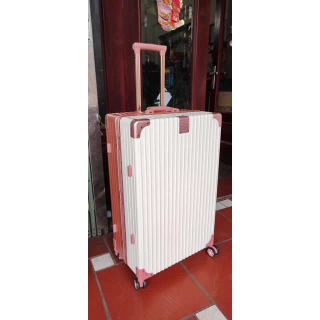 Vali khung nhôm khoá sập size26 TSA 2 màu ( bao hành 5 năm ) 1 đổi 1 trong 15 ngày .