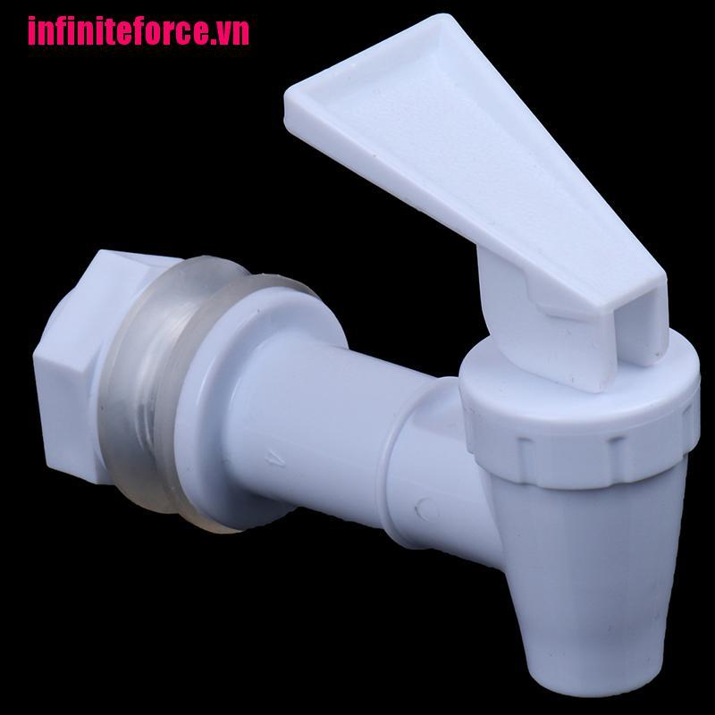 1 Cái Đổ Nước Bằng Nhựa
