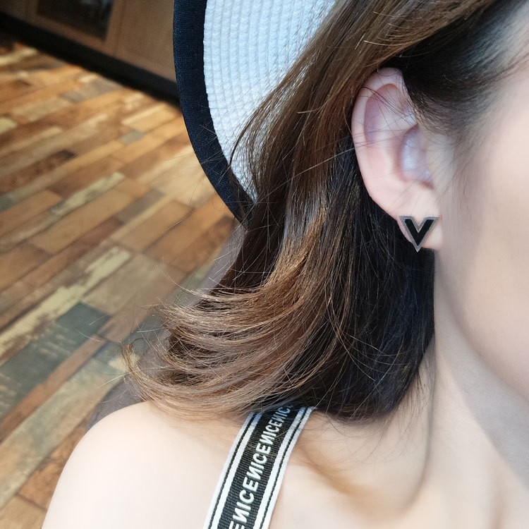 Bông tai titan chữ V