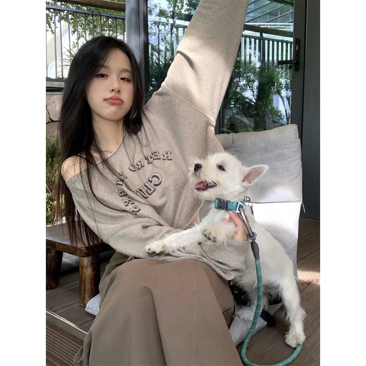 「MOTEL7」 Áo Sweatshirt Ngắn Dáng Rộng Tay Dài Cổ Tròn Hở Vai In Chữ Phong Cách Retro Cho Nữ