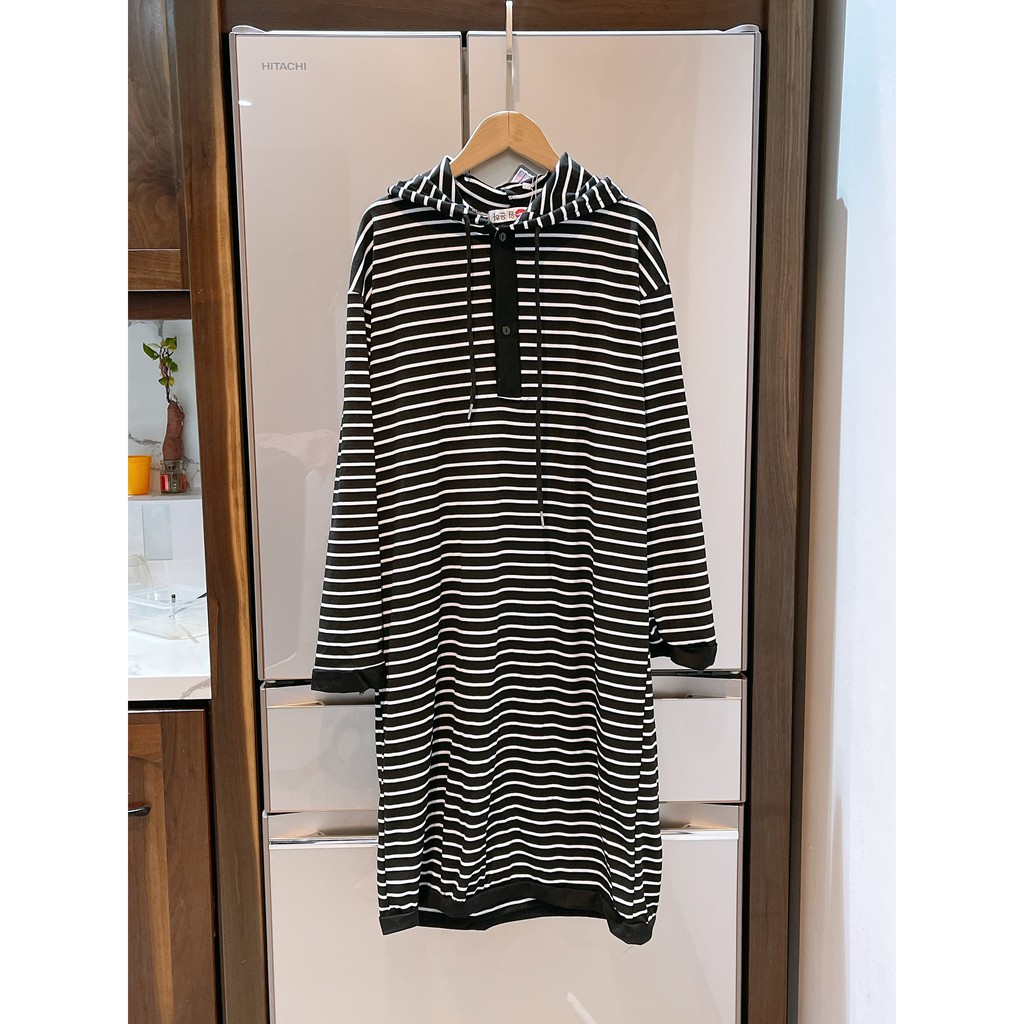 Váy suông mũ kẻ ngang đen trắng ,dài tay,dày dặn dáng rộng có mũ | BigBuy360 - bigbuy360.vn