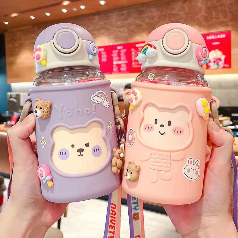 Bình Nước Dung Tích Lớn 620ml Có Ống Hút Họa Tiết Hoạt Hình Dễ Thương