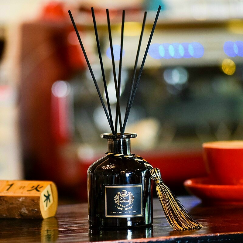 [Có sẵn] Tinh dầu nước hoa để thơm phòng ( hộp đen), kèm que gỗ tự khuyếch tán -cáp sạc iphone