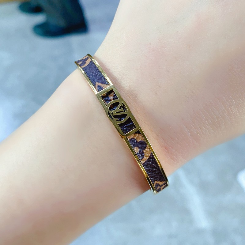 Vòng Đeo Tay Bằng Thép Titan Mạ Vàng 18K Thời Trang Cao Cấp Cho Nữ