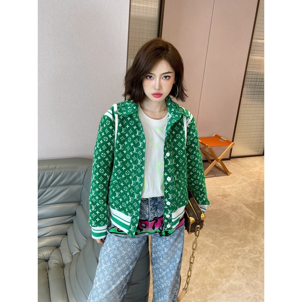 Áo khoác bomber nữ 𝑳𝒐𝒖𝒊𝒔 𝑽𝒖𝒊𝒕𝒕𝒐𝒏 LV cao cấp, hoạ tiết thương hiệu thời thượng