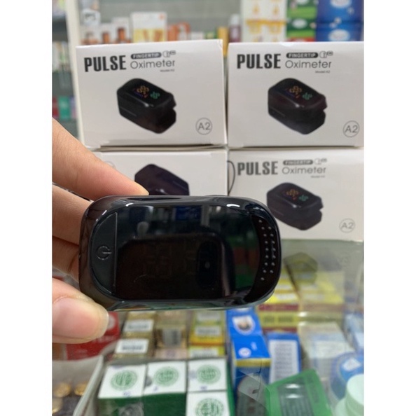 Máy đo nồng độ oxy trong máu/Đo Spo2/PULSE FINGER OXIMETER/Màu đen/Màn hình TFT/Đo được 3 chỉ số/Tặng pin và dây đeo