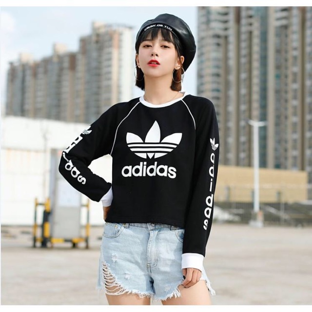 Áo crotop đen logo chữ