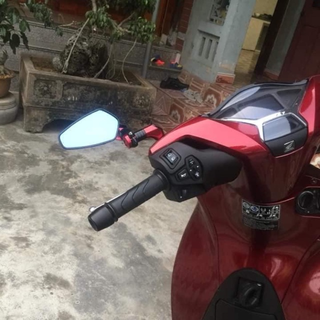 1 chiếc gương gù lắp chân gương bên trái xe máy