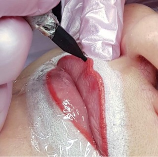 CHÌ MAKEUP MÀU TRẮNG VÀ ĐỎ VẼ MÔI
