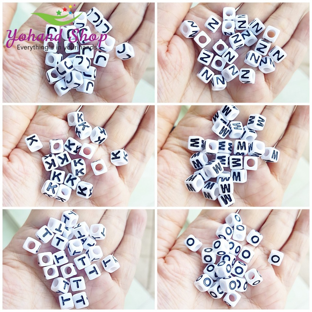 Hạt nhựa vuông nền trắng chữ đen 7x7mm ( gói 100 viên)