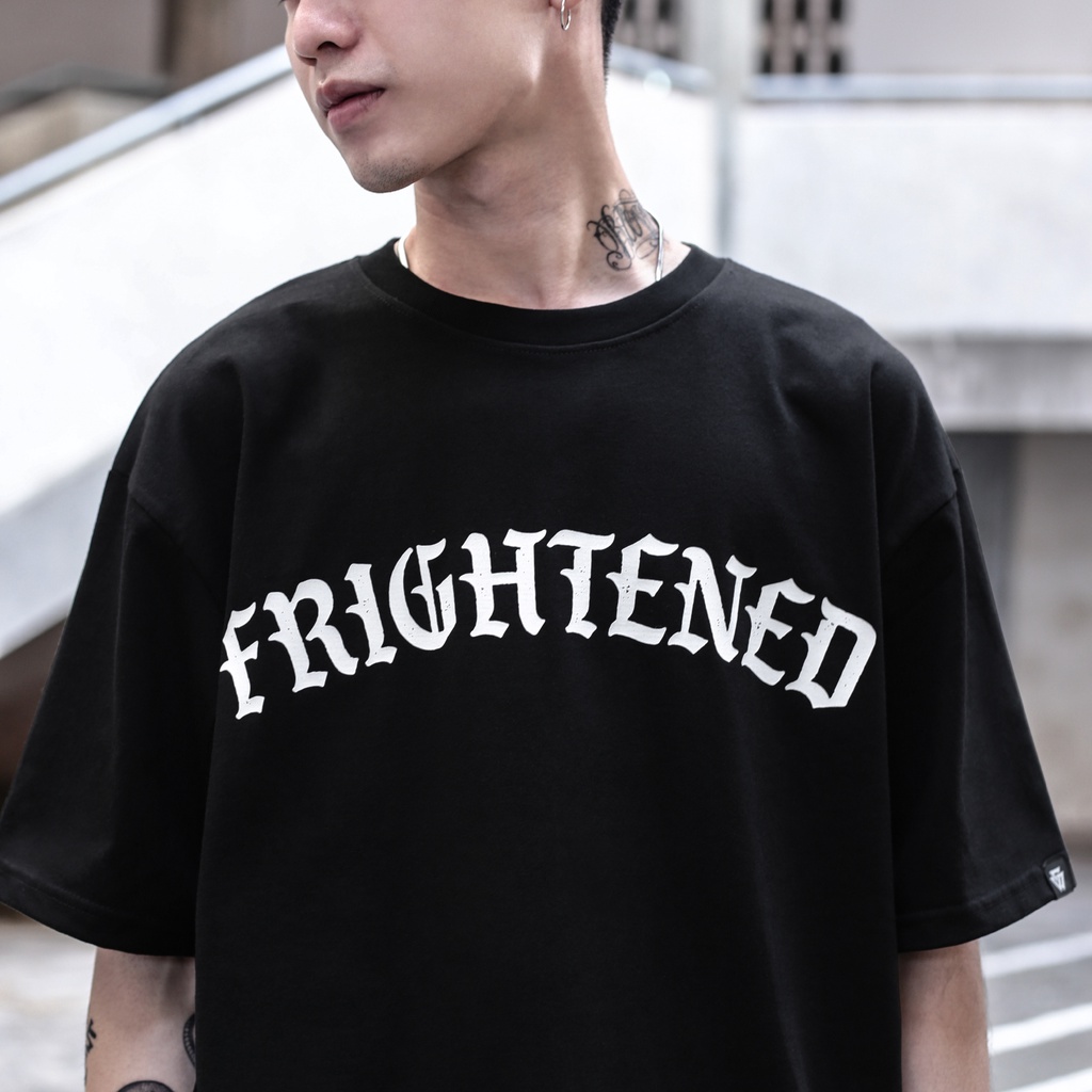 Áo Thun Frightened In Chữ Trắng Cổ Tròn Đơn Giản Màu Đen Chất Liệu 100% Cotton Form Rộng Thoải Mái
