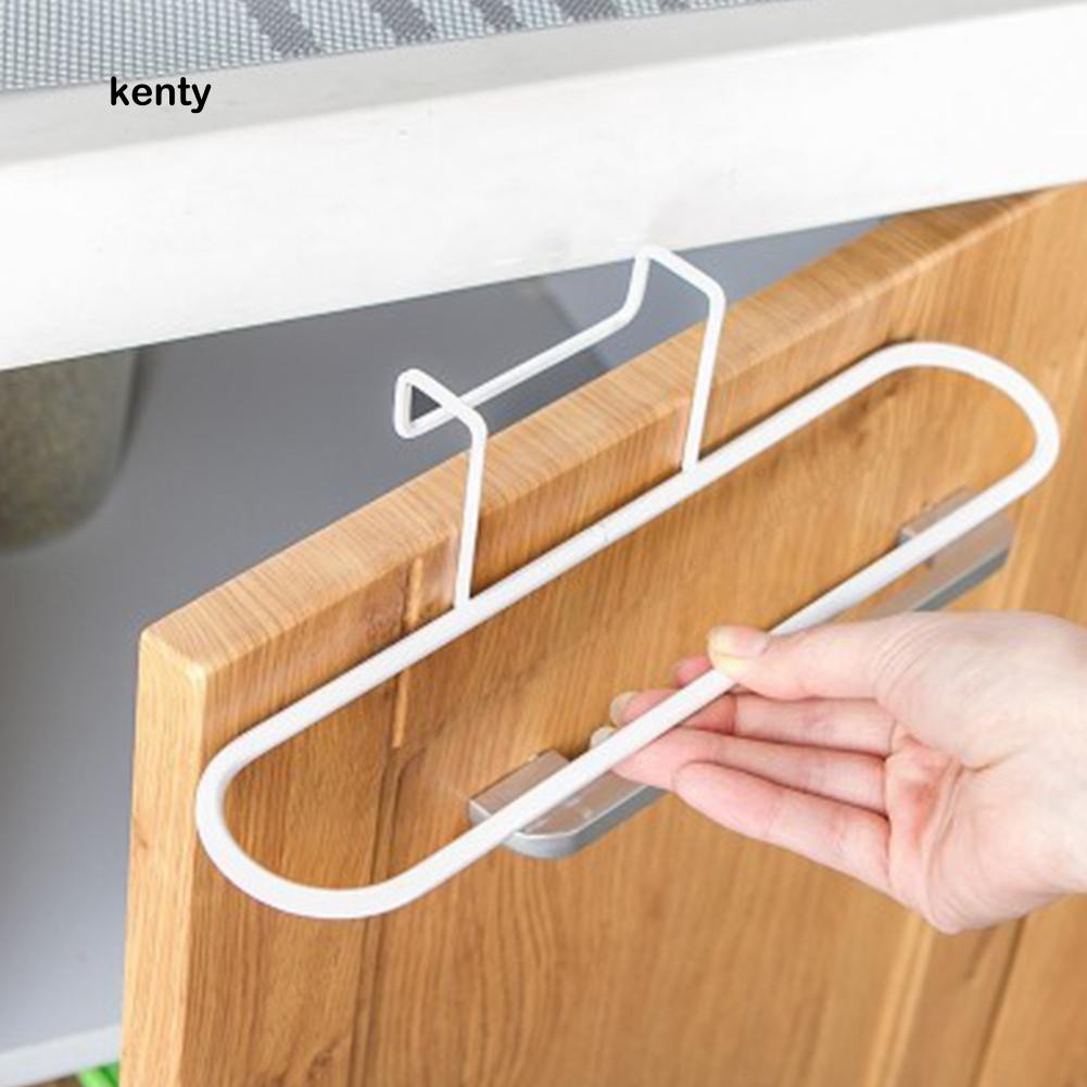 Móc treo khăn gắn ở cánh cửa tủ
