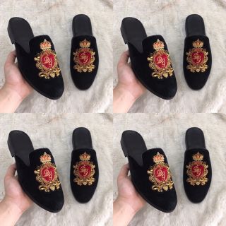 Sục ong đỏ thêu DG