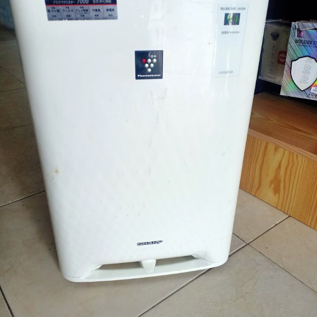 Lọc không khí bù ẩm tạo ion Sharp kC z45 có bánh xe trắng đẹp