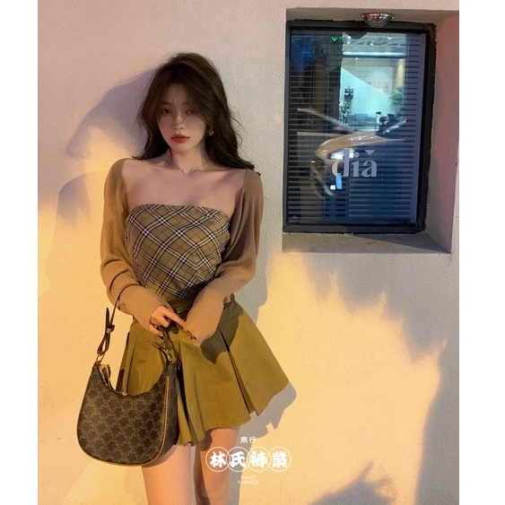 Set áo dây sọc caro + áo khoác cardigan dệt kim + chân váy da lưng cao quyến rũ cho nữ