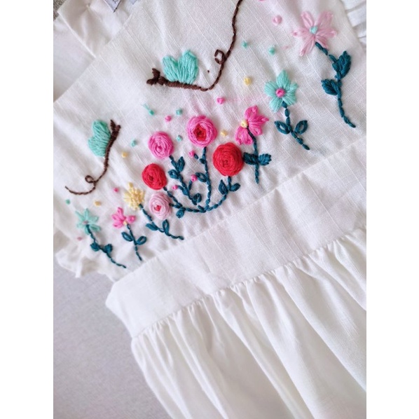 Đầm linen trắng thêu tay họa tiết hoa cho bé gái