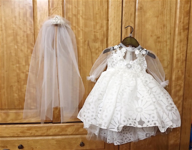 váy cô dâu còn duy nhất 1sz 13-16 kg ( kèm chùm đầu)