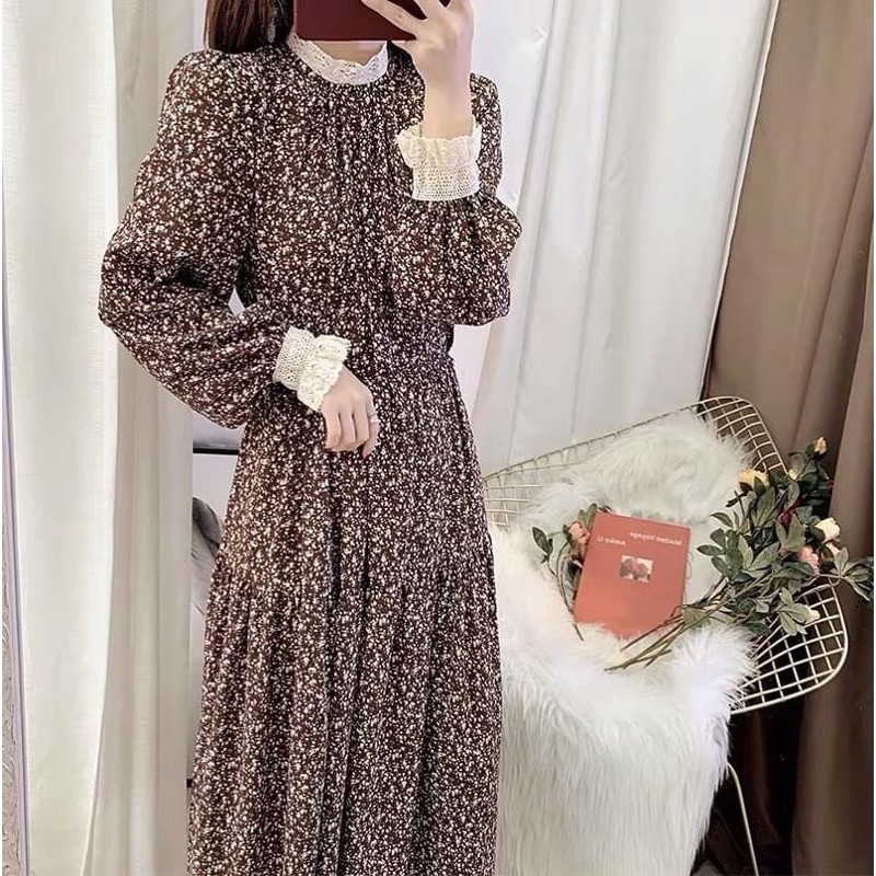 Váy hoa nhí tay và cổ viền ren