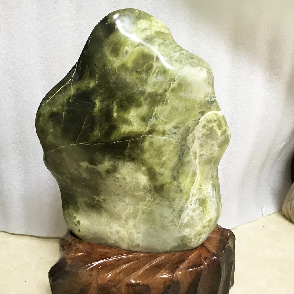 Cây đá để bàn ngọc tự nhiên nặng HƠN 10 KG  kg cao 43 cm màu xanh bóng cho người mệnh Hỏa và Mộc