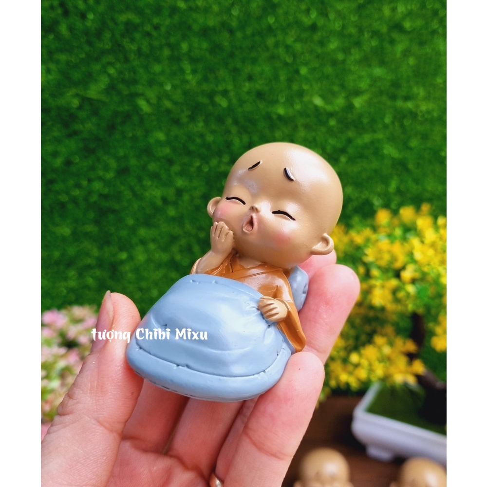 Tượng chú tiểu áo nâu nhí 7cm mẫu đi ngủ đáng yêu