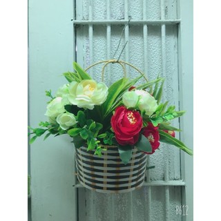 Giỏ mây cắm hoa treo tường