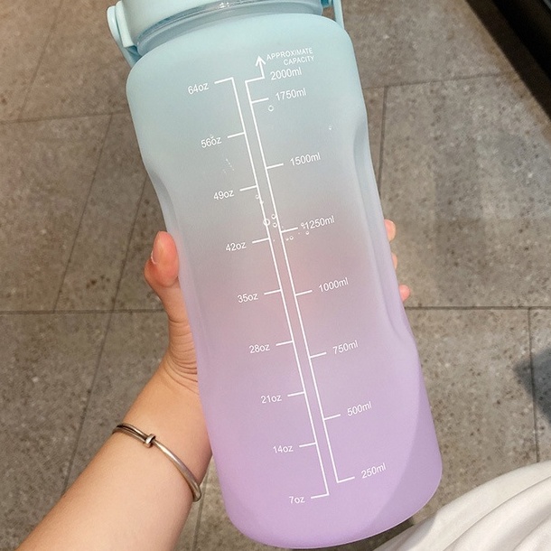 Bình đựng nước thể thao, tập gym 2L có chia vạch báo giờ uống nước to 2 lít chất liệu an toàn tặng kèm ống hút cute