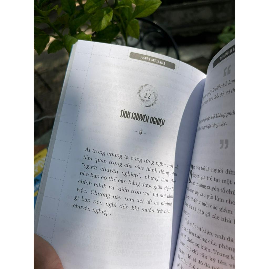 Sách - Lần Đầu Đi Làm – Aaron Mcdaniel – VanLangBooks – NXB Hồng Đức (Bìa mềm)