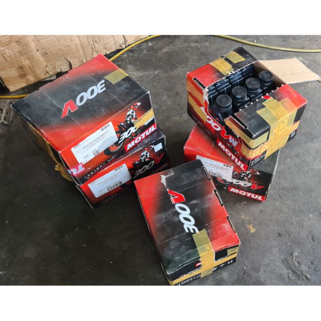 Nhớt Motul 300v tem 3 lớp, nhập khẩu nguyên chai.