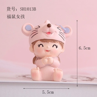 Trang trí em bé đội mũ chuột hồng