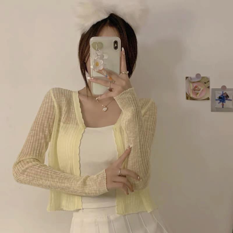 Khoác len giấy mỏng dáng lửng cài cúc.