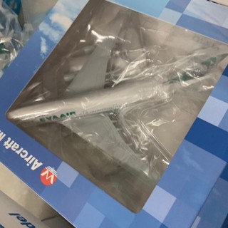 Máy bay Thái Lan 20 cm có bánh xe