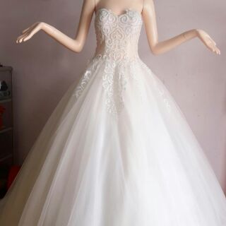 Váy cưới mẫu cúp ngực sang chảnh.#######################################################################################