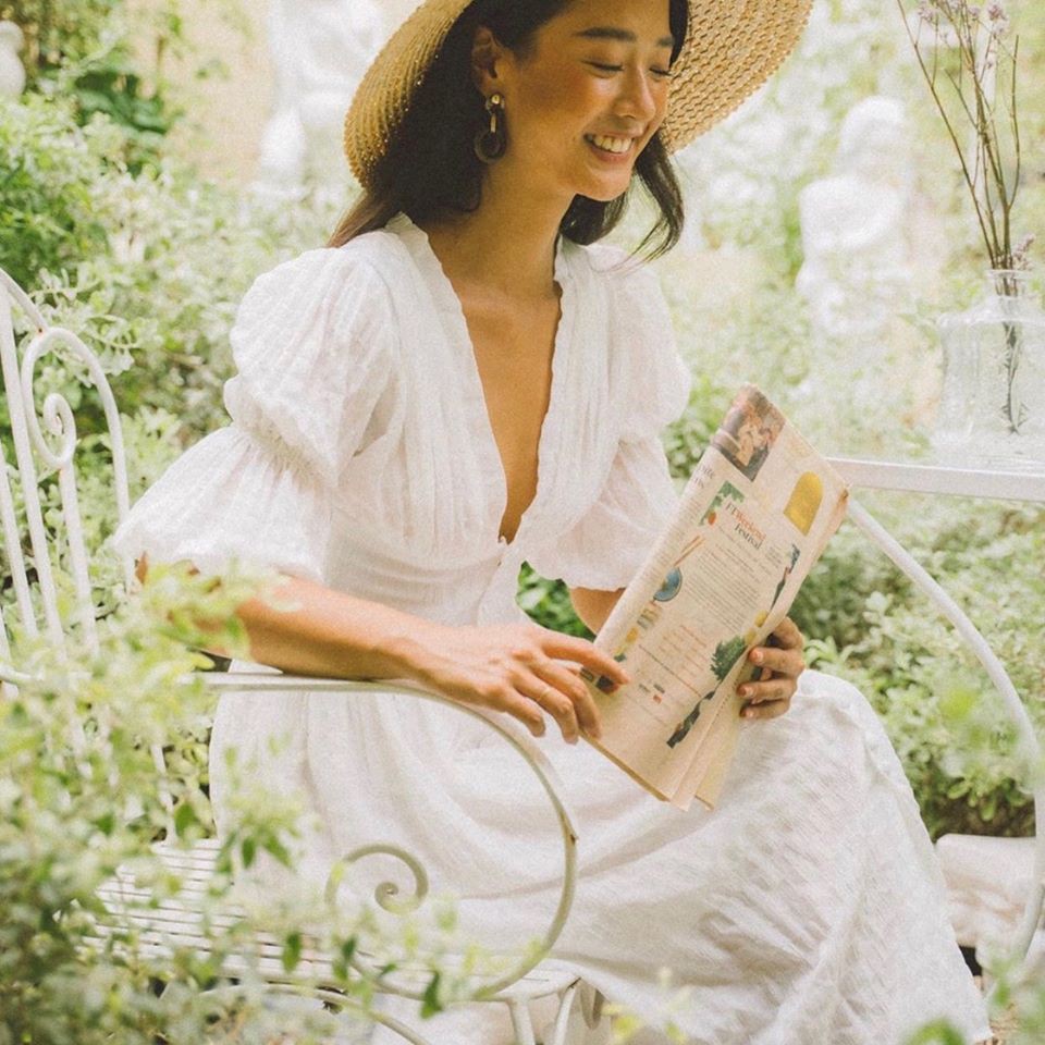 Đầm xốp trắng cổ V nút bọc